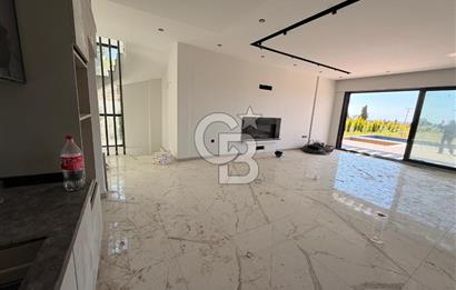 Kuşadasında 1000 m2 Arsa İçnde Deniz Manzaralı,Havuzlu Malikane