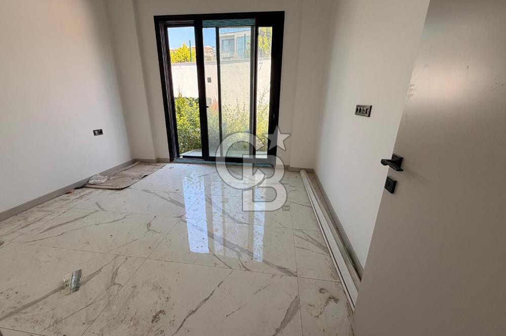 Kuşadasında 1000 m2 Arsa İçnde Deniz Manzaralı,Havuzlu Malikane