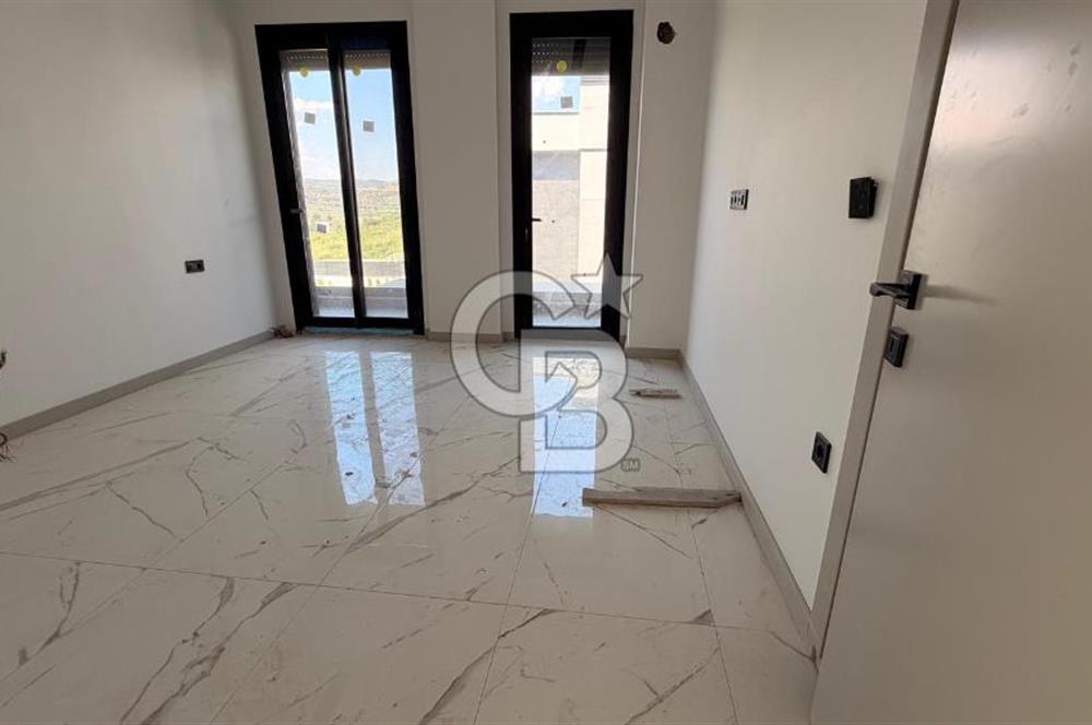 Kuşadasında 1000 m2 Arsa İçnde Deniz Manzaralı,Havuzlu Malikane