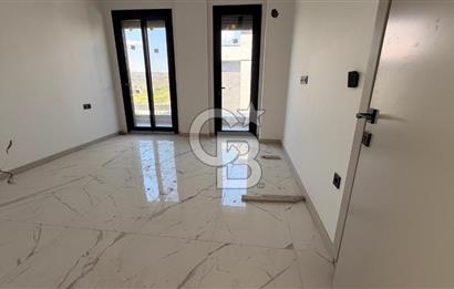 Kuşadasında 1000 m2 Arsa İçnde Deniz Manzaralı,Havuzlu Malikane