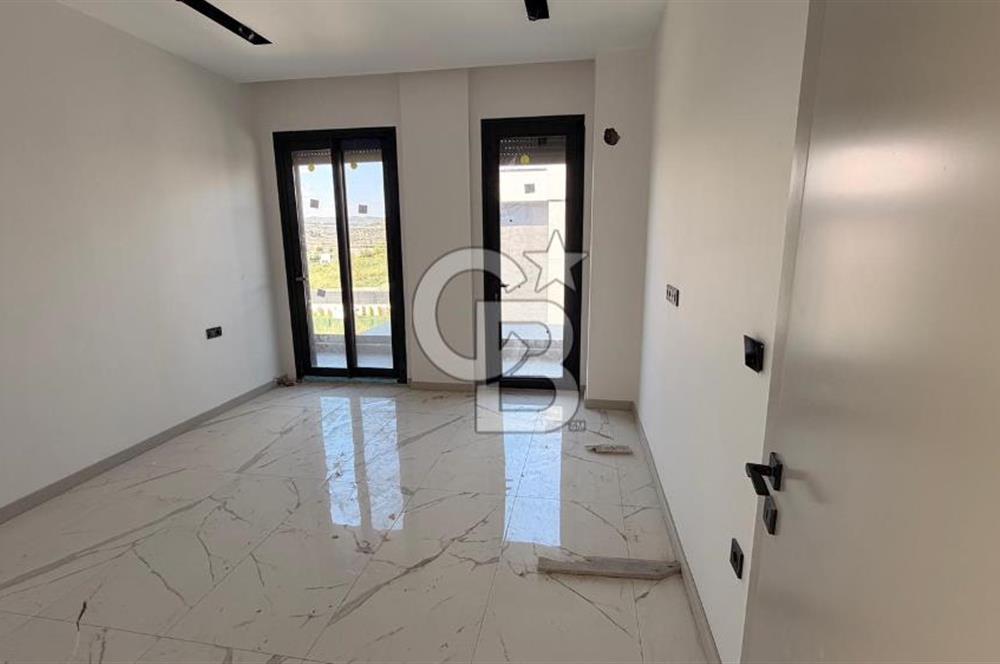 Kuşadasında 1000 m2 Arsa İçnde Deniz Manzaralı,Havuzlu Malikane