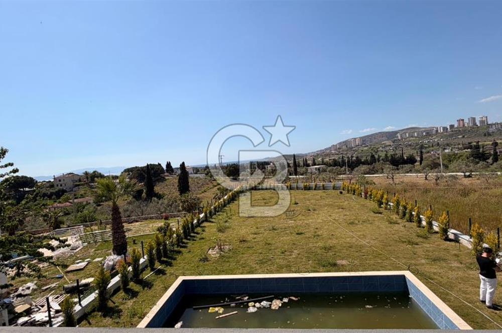 Kuşadasında 1000 m2 Arsa İçnde Deniz Manzaralı,Havuzlu Malikane