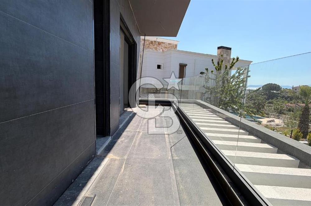 Kuşadasında 1000 m2 Arsa İçnde Deniz Manzaralı,Havuzlu Malikane