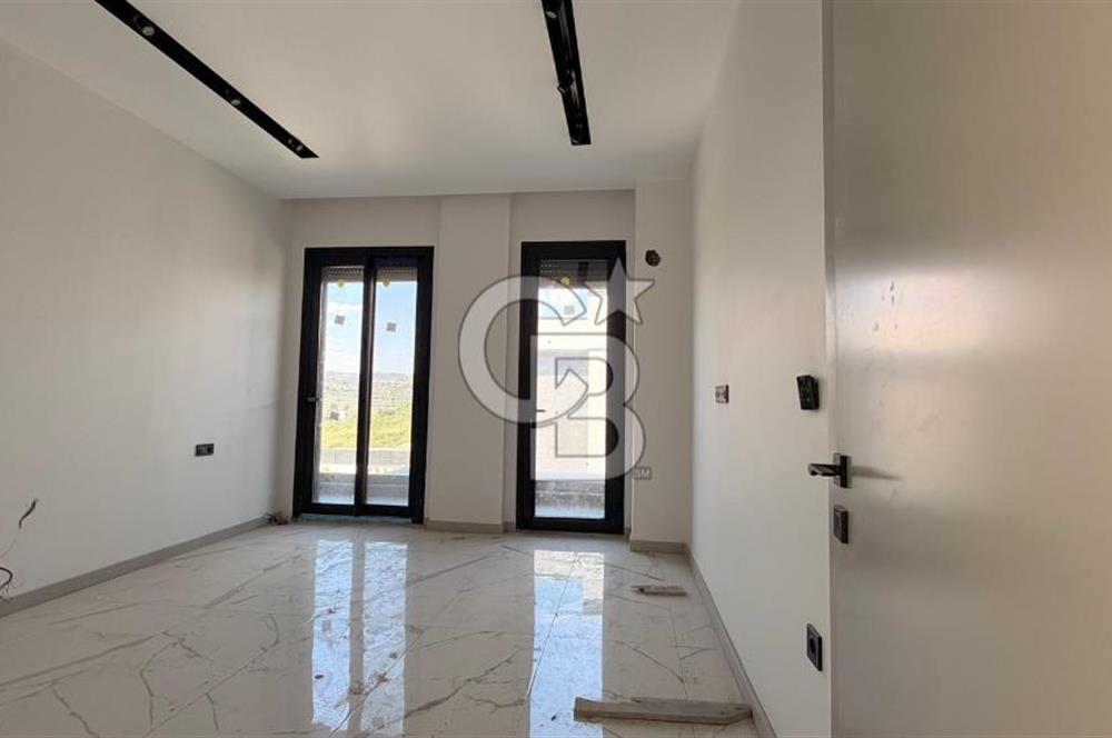 Kuşadasında 1000 m2 Arsa İçnde Deniz Manzaralı,Havuzlu Malikane