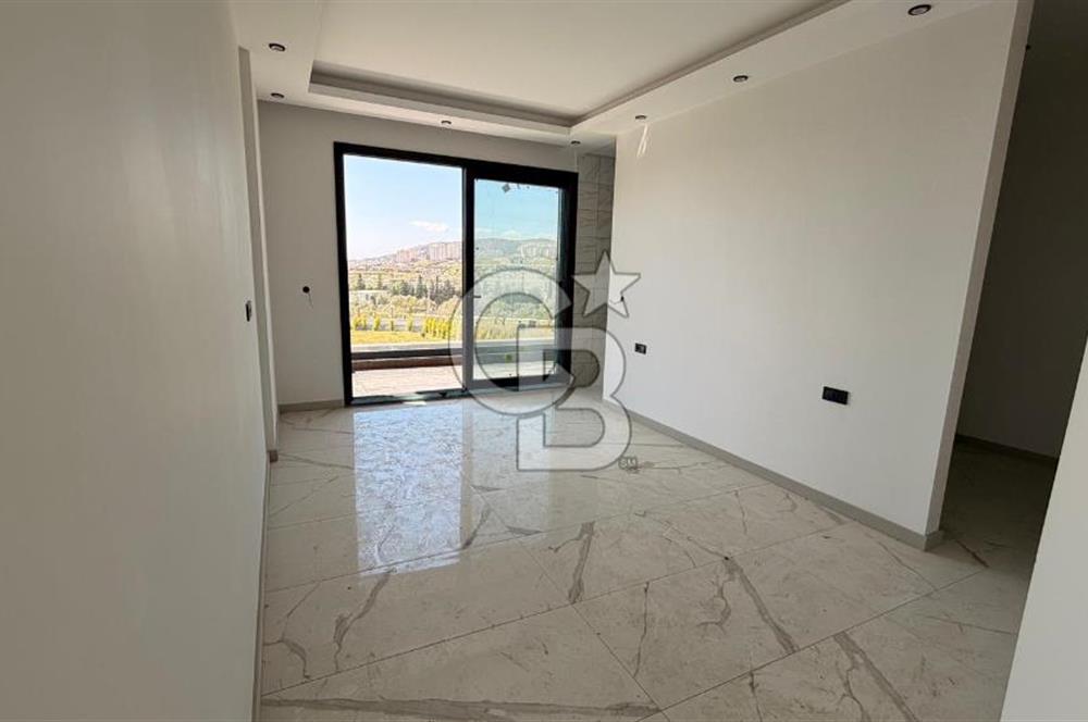 Kuşadasında 1000 m2 Arsa İçnde Deniz Manzaralı,Havuzlu Malikane