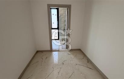 Kuşadasında 1000 m2 Arsa İçnde Deniz Manzaralı,Havuzlu Malikane