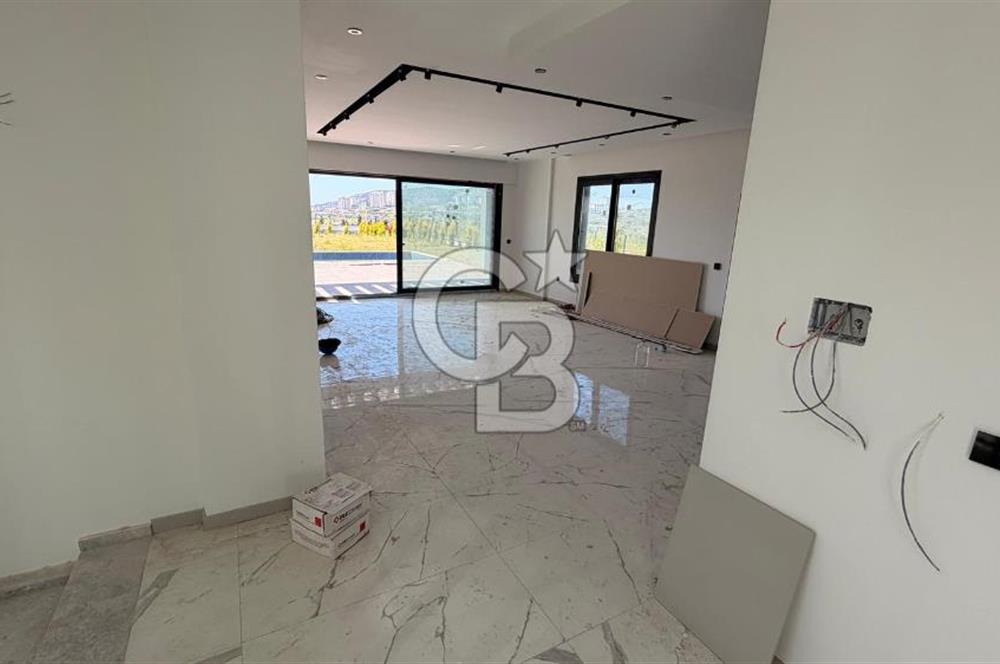 Kuşadasında 1000 m2 Arsa İçnde Deniz Manzaralı,Havuzlu Malikane