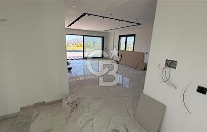 Kuşadasında 1000 m2 Arsa İçnde Deniz Manzaralı,Havuzlu Malikane