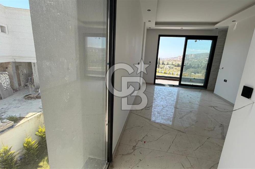 Kuşadasında 1000 m2 Arsa İçnde Deniz Manzaralı,Havuzlu Malikane