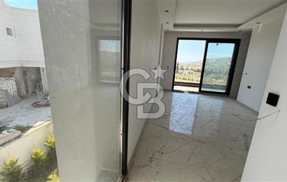 Kuşadasında 1000 m2 Arsa İçnde Deniz Manzaralı,Havuzlu Malikane