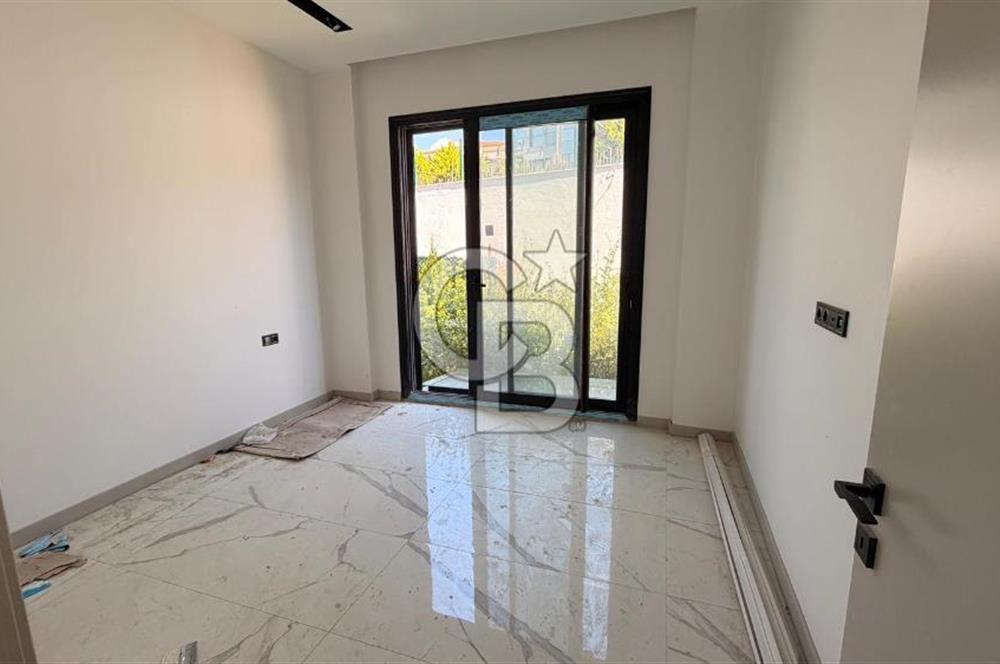 Kuşadasında 1000 m2 Arsa İçnde Deniz Manzaralı,Havuzlu Malikane