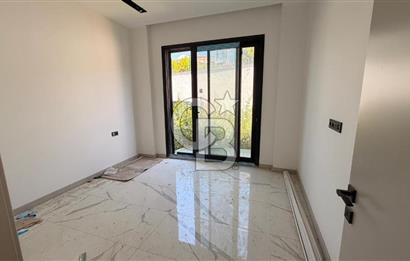 Kuşadasında 1000 m2 Arsa İçnde Deniz Manzaralı,Havuzlu Malikane