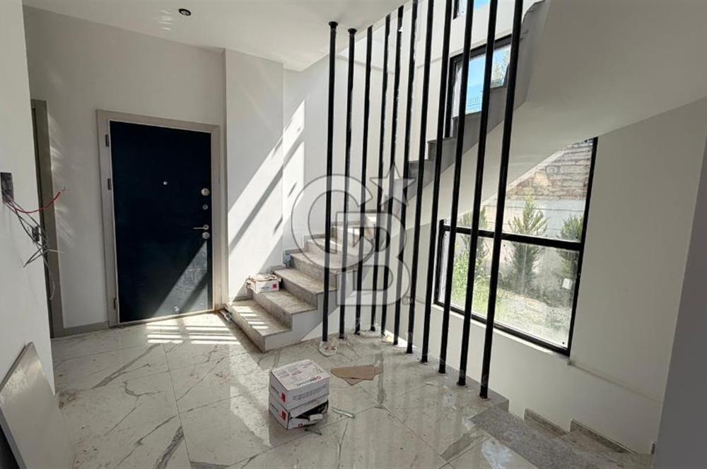 Kuşadasında 1000 m2 Arsa İçnde Deniz Manzaralı,Havuzlu Malikane