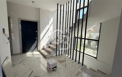 Kuşadasında 1000 m2 Arsa İçnde Deniz Manzaralı,Havuzlu Malikane