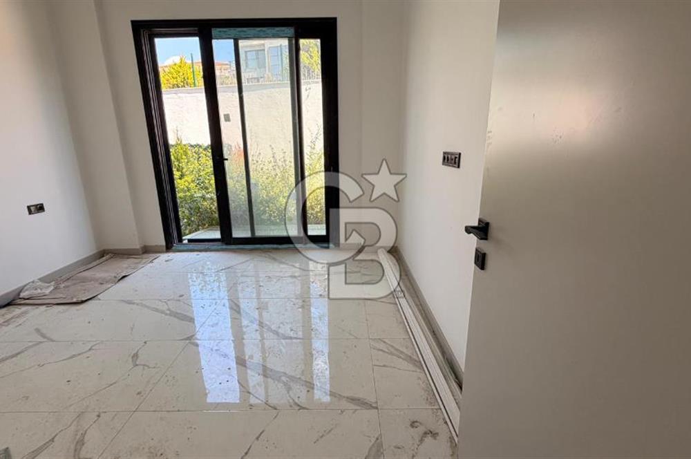 Kuşadasında 1000 m2 Arsa İçnde Deniz Manzaralı,Havuzlu Malikane