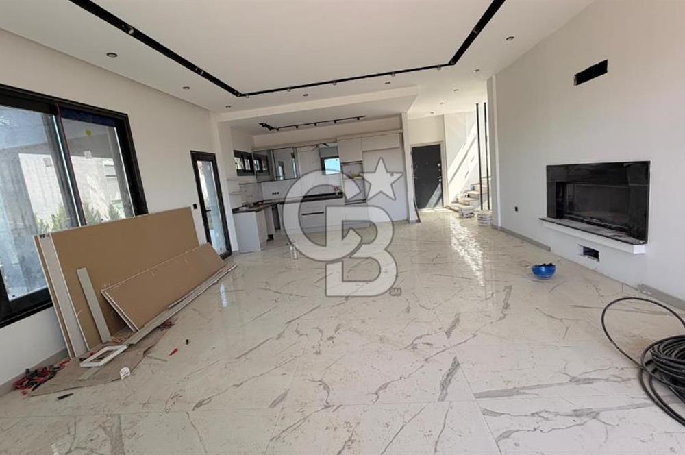 Kuşadasında 1000 m2 Arsa İçnde Deniz Manzaralı,Havuzlu Malikane