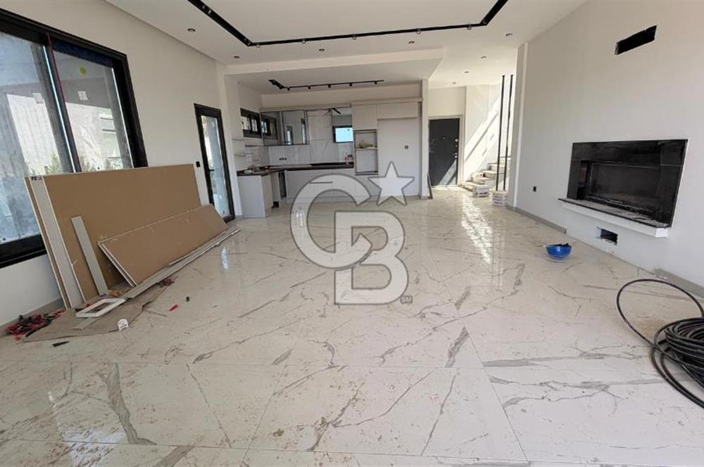 Kuşadasında 1000 m2 Arsa İçnde Deniz Manzaralı,Havuzlu Malikane