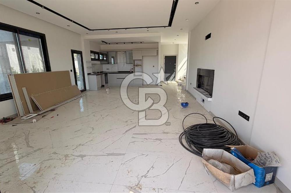 Kuşadasında 1000 m2 Arsa İçnde Deniz Manzaralı,Havuzlu Malikane