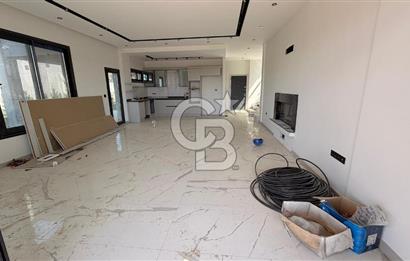 Kuşadasında 1000 m2 Arsa İçnde Deniz Manzaralı,Havuzlu Malikane