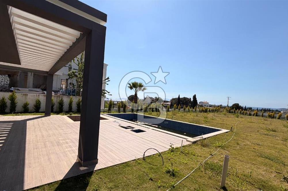 Kuşadasında 1000 m2 Arsa İçnde Deniz Manzaralı,Havuzlu Malikane