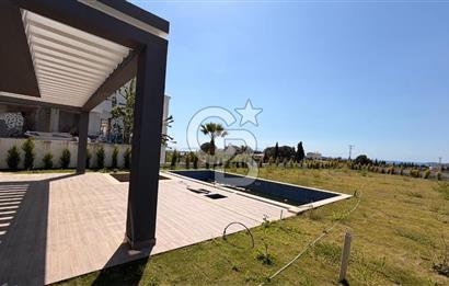 Kuşadasında 1000 m2 Arsa İçnde Deniz Manzaralı,Havuzlu Malikane