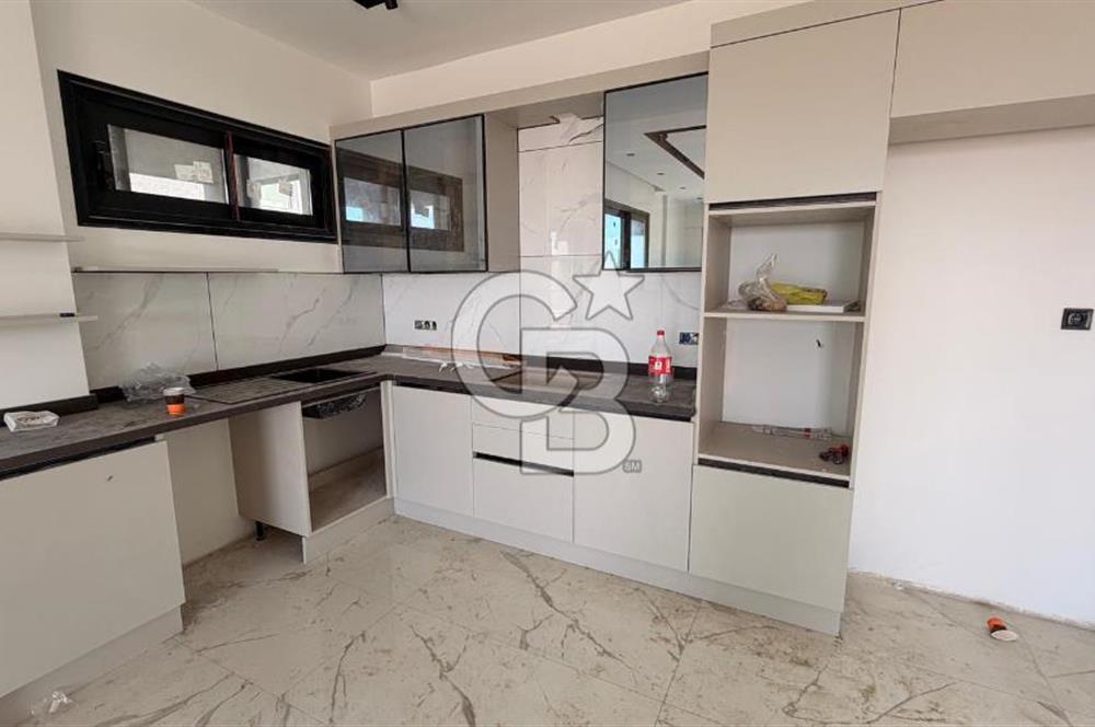 Kuşadasında 1000 m2 Arsa İçnde Deniz Manzaralı,Havuzlu Malikane