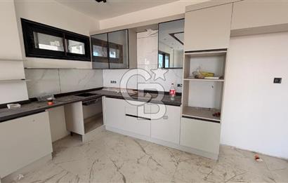 Kuşadasında 1000 m2 Arsa İçnde Deniz Manzaralı,Havuzlu Malikane