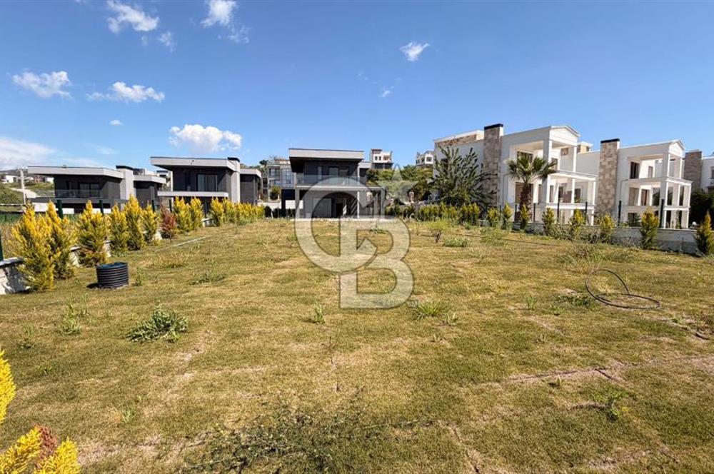 Kuşadasında 1000 m2 Arsa İçnde Deniz Manzaralı,Havuzlu Malikane