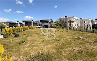 Kuşadasında 1000 m2 Arsa İçnde Deniz Manzaralı,Havuzlu Malikane
