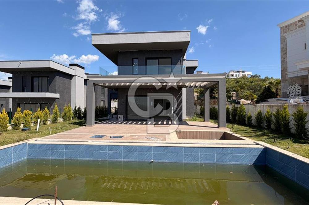 Kuşadasında 1000 m2 Arsa İçnde Deniz Manzaralı,Havuzlu Malikane