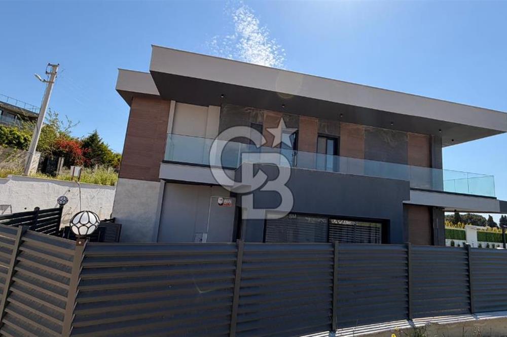 Kuşadasında 1000 m2 Arsa İçnde Deniz Manzaralı,Havuzlu Malikane