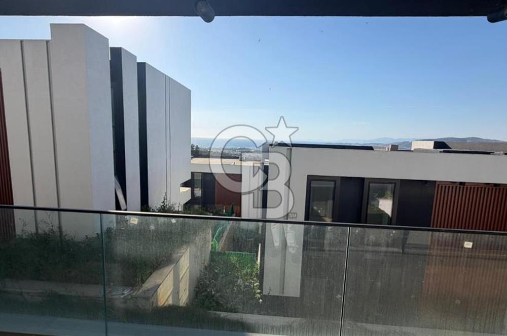 Kuşadası'nda Deniz Manzaralı Özel Havuzlu Tripleks