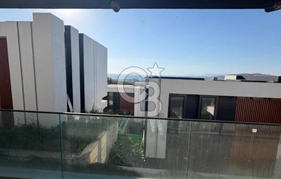 Kuşadası'nda Deniz Manzaralı Özel Havuzlu Tripleks