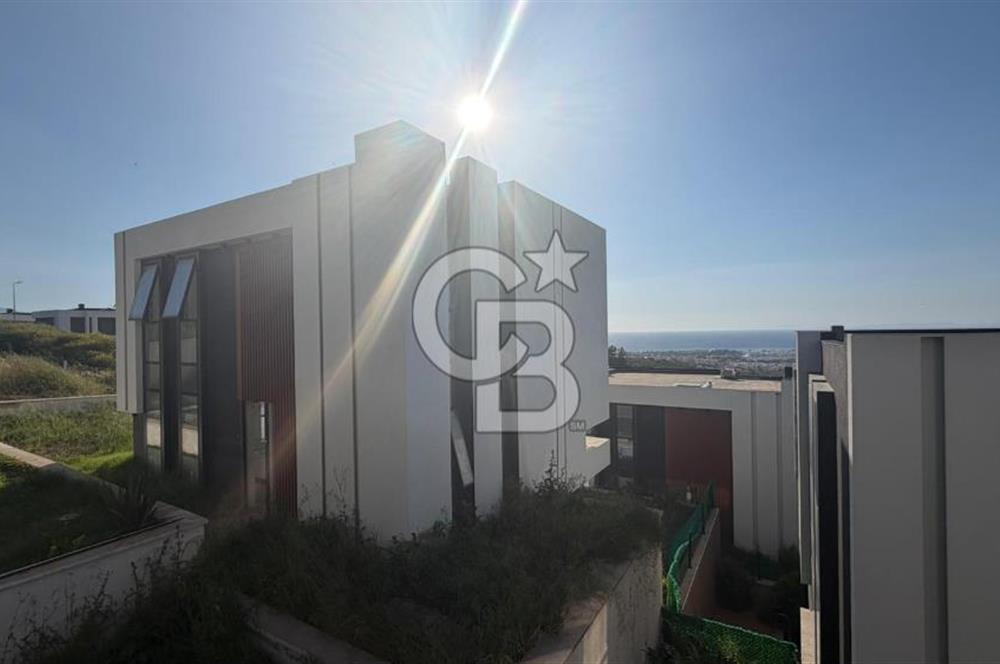 Kuşadası'nda Deniz Manzaralı Özel Havuzlu Tripleks