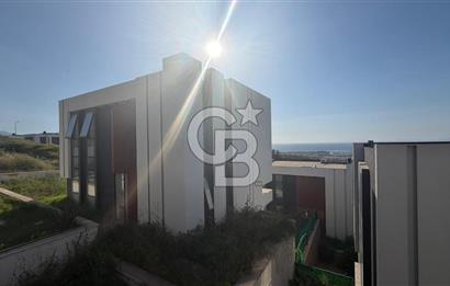 Kuşadası'nda Deniz Manzaralı Özel Havuzlu Tripleks