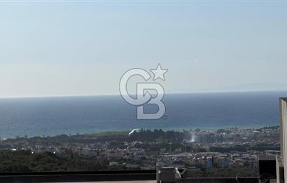 Kuşadası'nda Deniz Manzaralı Özel Havuzlu Tripleks