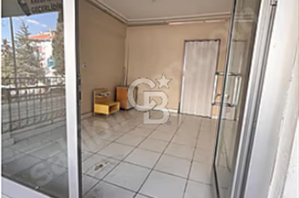 Dikmen Sokulluda depolu kiralık dükkan