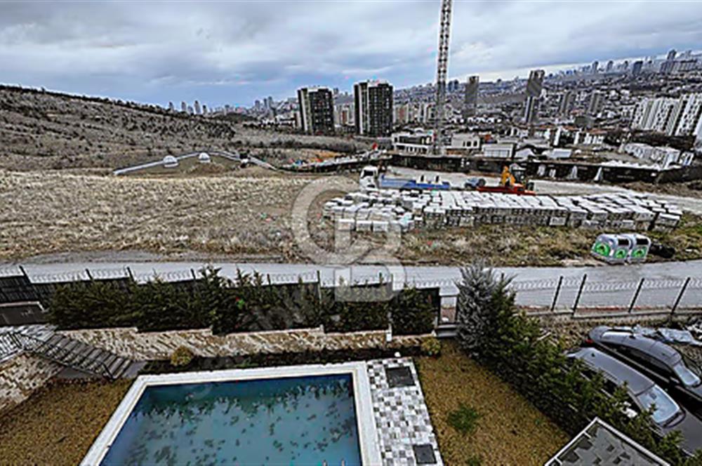 KÖŞE KONUMDA HAVUZLU GENİŞ BAHÇELİ FULL EŞYALI KİRALIK VİLLA