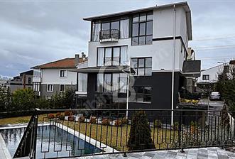 KÖŞE KONUMDA HAVUZLU GENİŞ BAHÇELİ FULL EŞYALI KİRALIK VİLLA - 1 - 363936