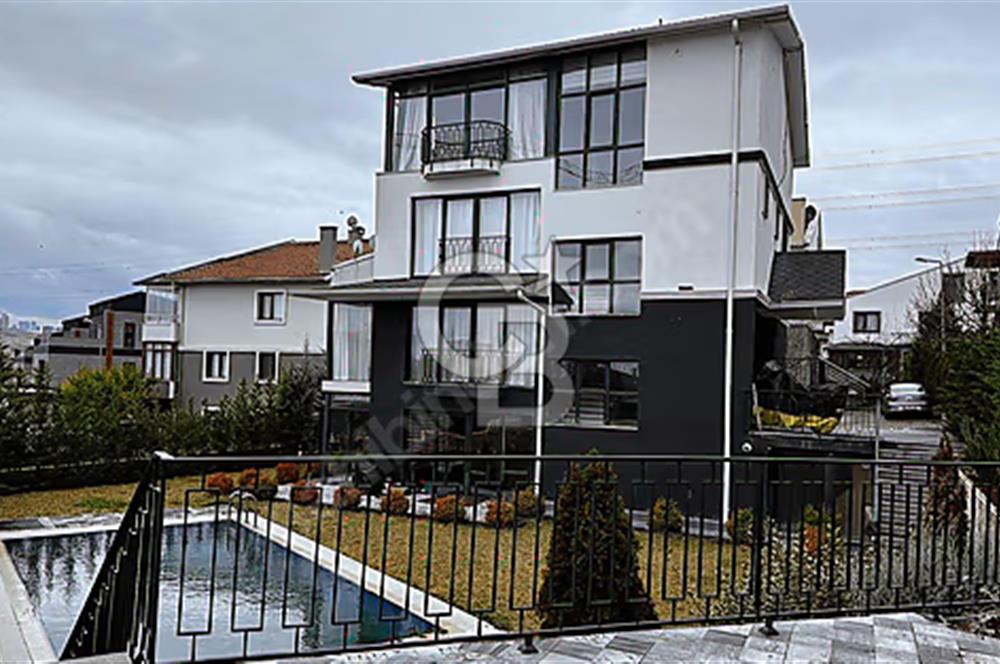KÖŞE KONUMDA HAVUZLU GENİŞ BAHÇELİ FULL EŞYALI KİRALIK VİLLA