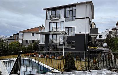 KÖŞE KONUMDA HAVUZLU GENİŞ BAHÇELİ FULL EŞYALI KİRALIK VİLLA