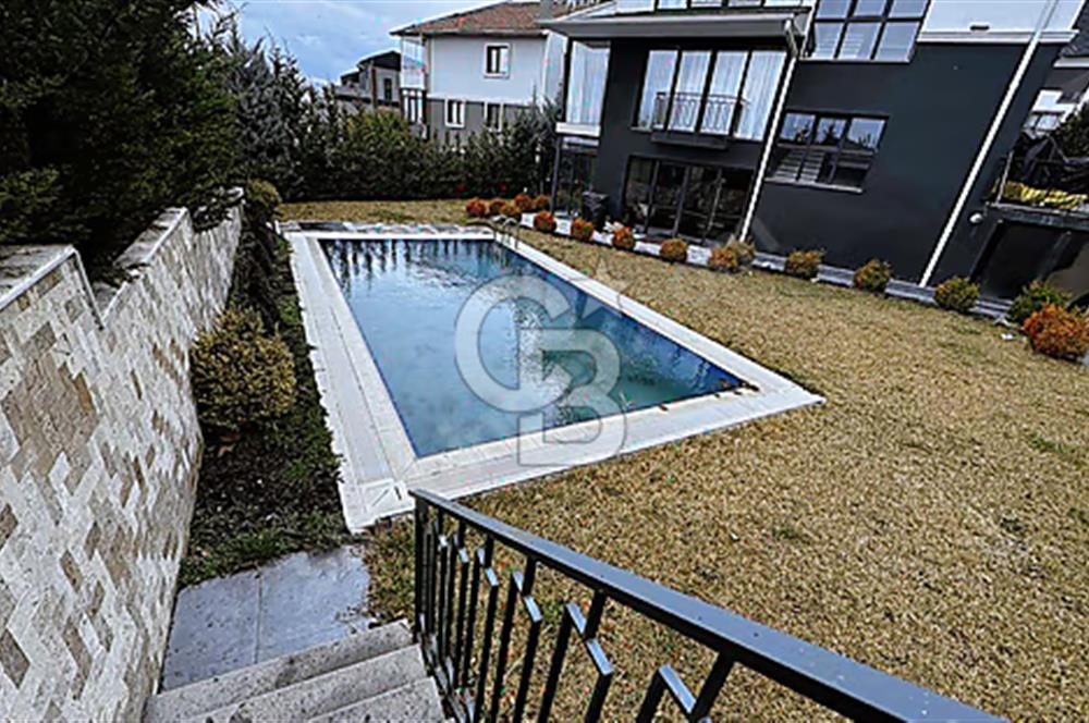 KÖŞE KONUMDA HAVUZLU GENİŞ BAHÇELİ FULL EŞYALI KİRALIK VİLLA