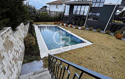 KÖŞE KONUMDA HAVUZLU GENİŞ BAHÇELİ FULL EŞYALI KİRALIK VİLLA