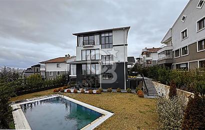 KÖŞE KONUMDA HAVUZLU GENİŞ BAHÇELİ FULL EŞYALI KİRALIK VİLLA