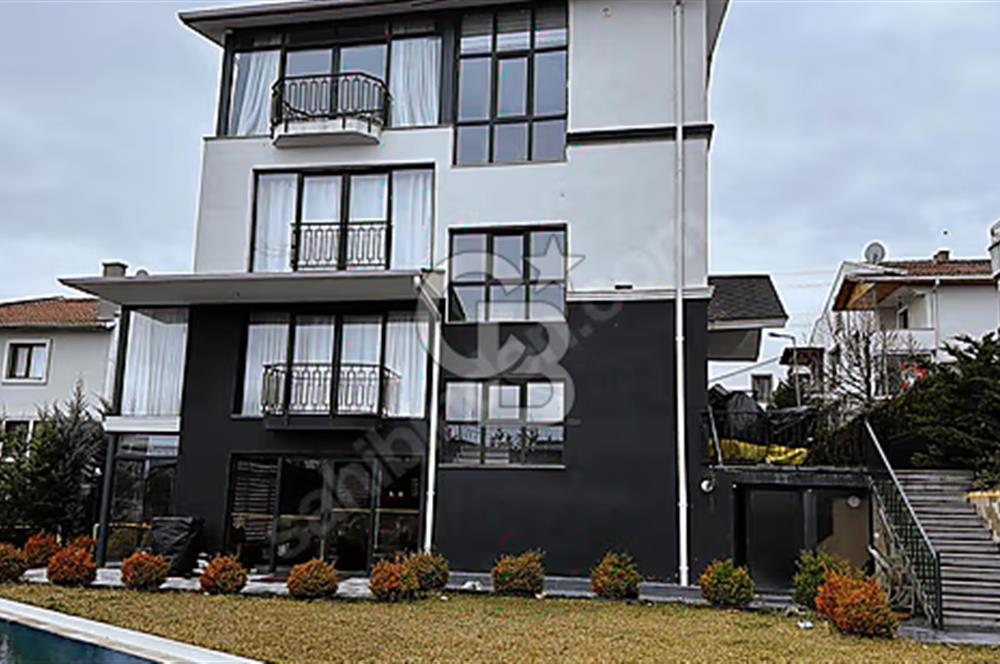 KÖŞE KONUMDA HAVUZLU GENİŞ BAHÇELİ FULL EŞYALI KİRALIK VİLLA