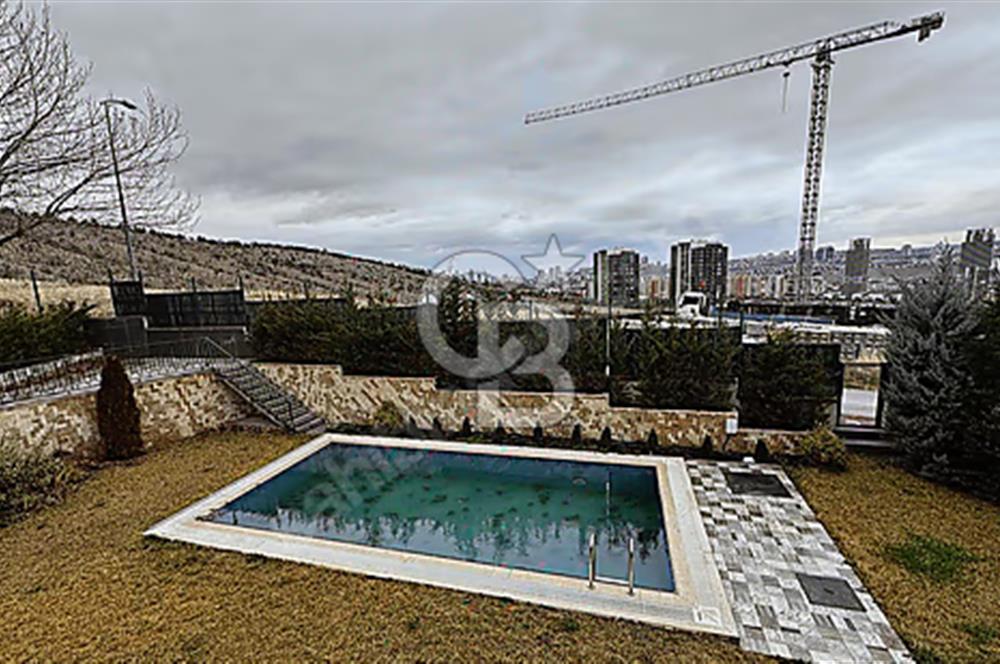 KÖŞE KONUMDA HAVUZLU GENİŞ BAHÇELİ FULL EŞYALI KİRALIK VİLLA