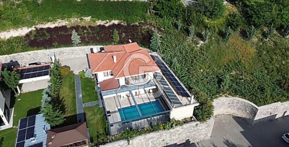 MEBUSKENT'DE GENİŞ BAHÇELİ HAVUZLU GÜNEŞ ENERJİLİ LÜKS VİLLA