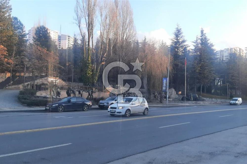 Dikmen Caddesinde Satılık Dükkan