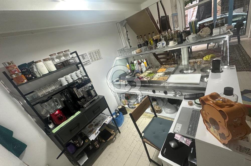 Yeldeğirmeni de Devren Kiralık Geniş Mutfaklı,Depolu,Kafe