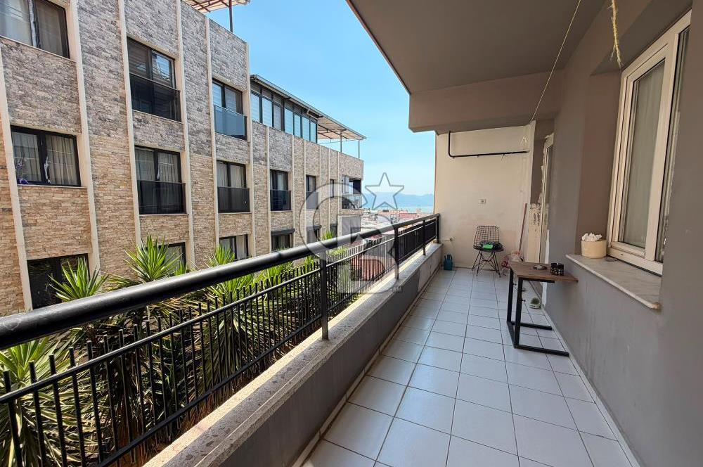 BAYRAKLI'DA SAHİLE VE İZBANA YÜRÜME MESAFELİ SATILIK 2+1 DAİRE